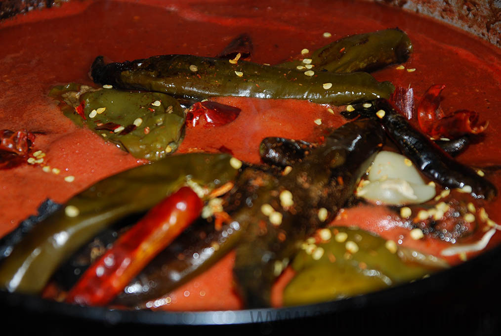 Tomates, Chilis y hierbas después de 24 horas de cocción en el horno de barro