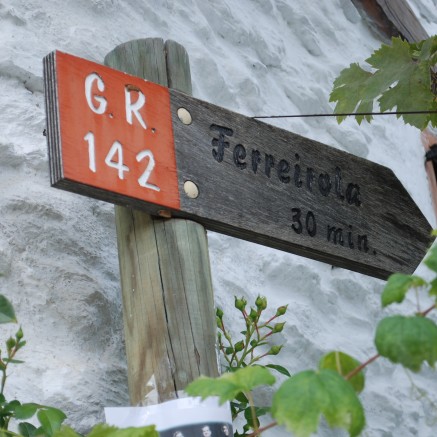 Signpost to Ferreirola with approximate walking time
