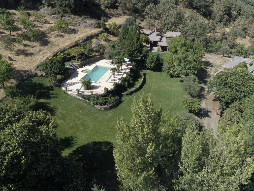Aerial view of the swimming pool and cortijos.